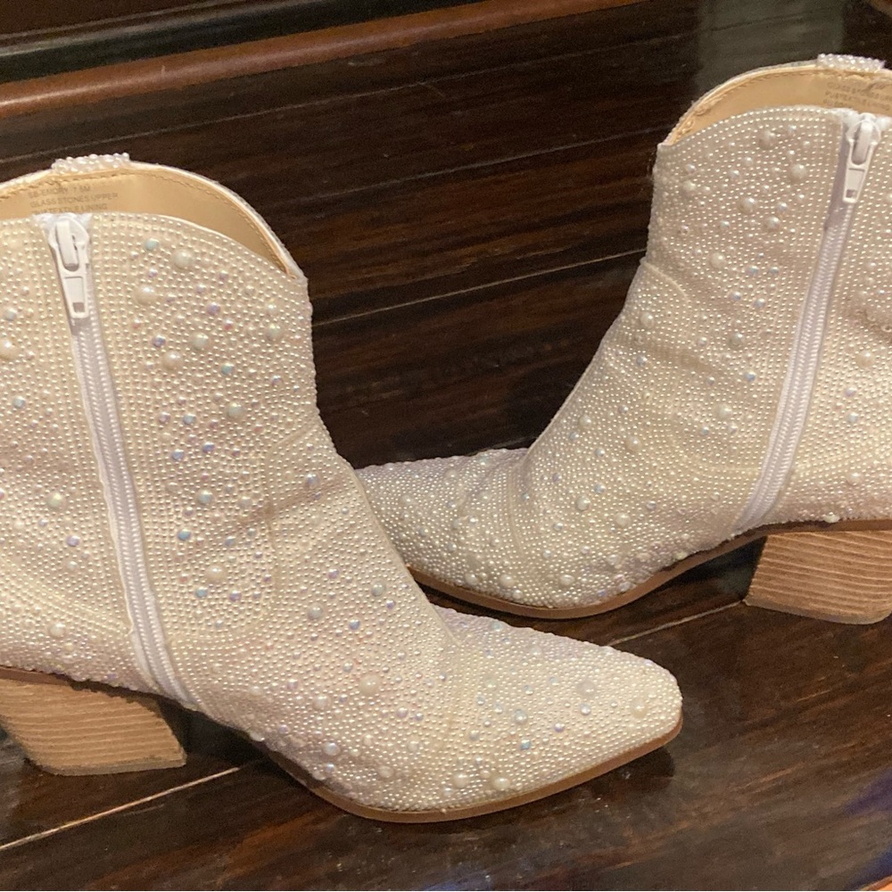 SOLD-Betsey Johnson Emory Pearlized Western Cowboy Ankle Bootie 7.5 - Picture 6 of 10